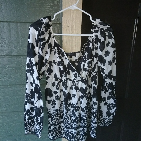 A Fresh Black & White Floral Print Soft & Flowy - Picture 1 of 4